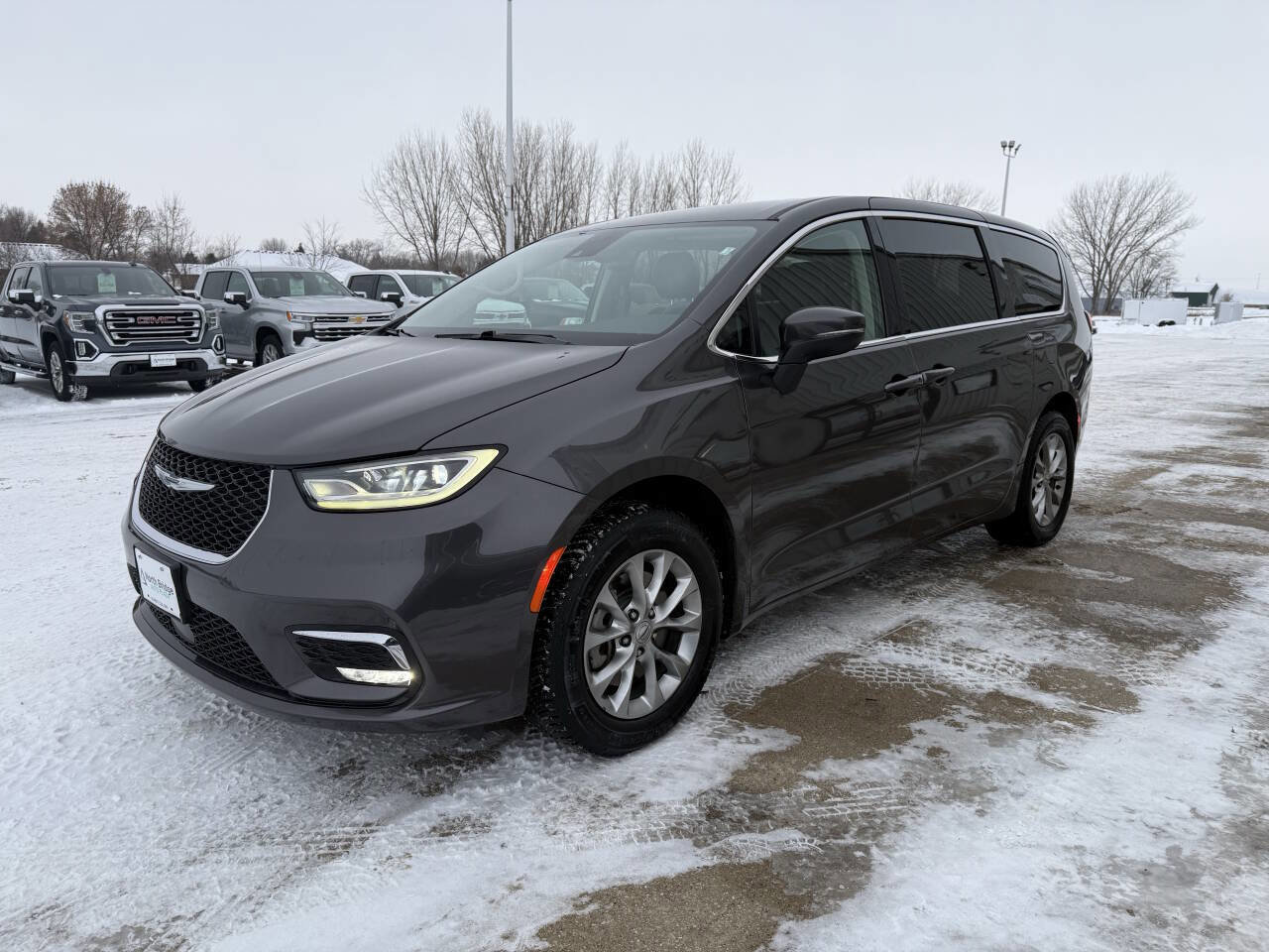 Used 2023 Chrysler Pacifica Touring-L image 2