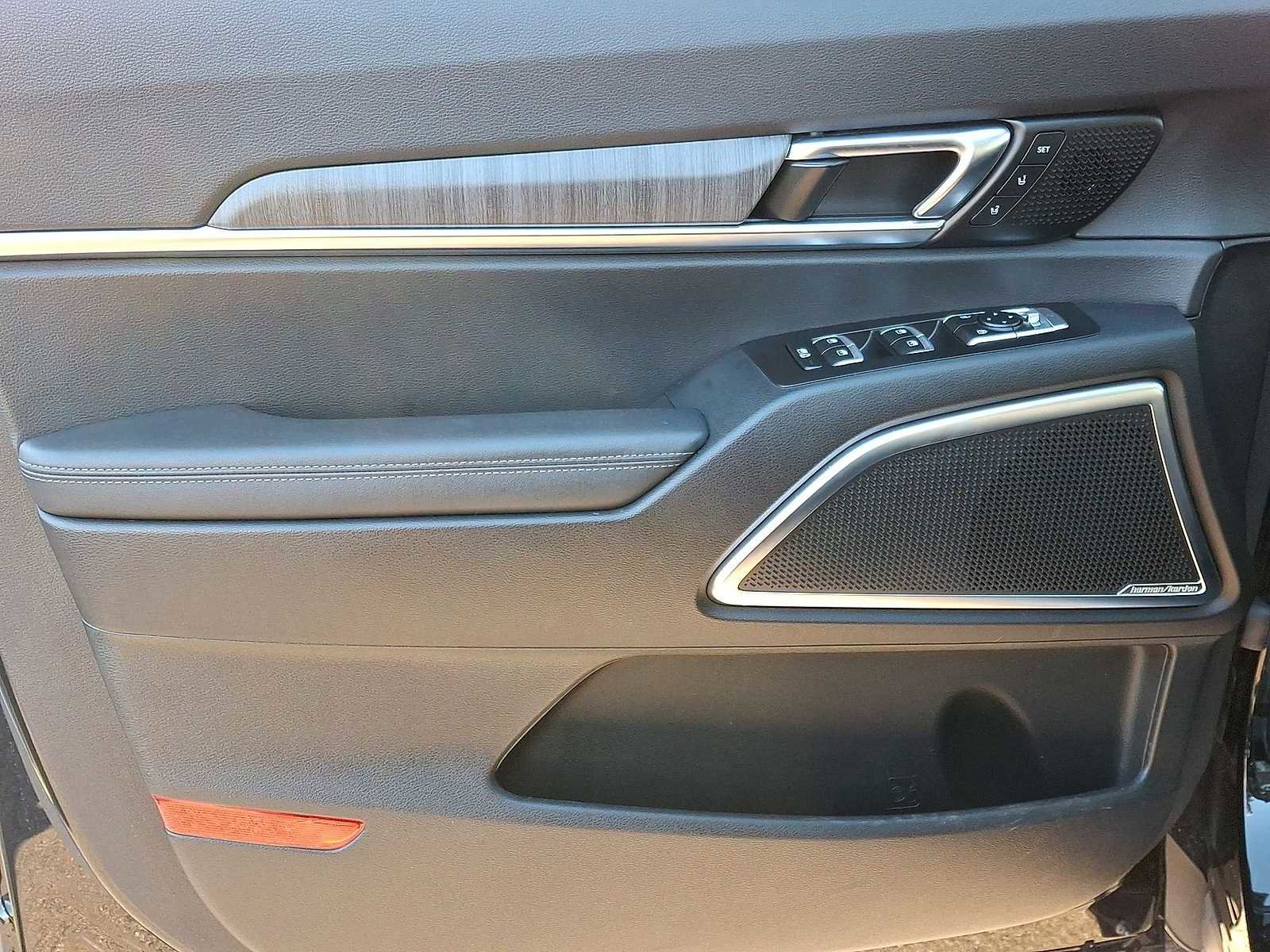 Used 2024 Kia Telluride SX Prestige w/ Towing Package image 29