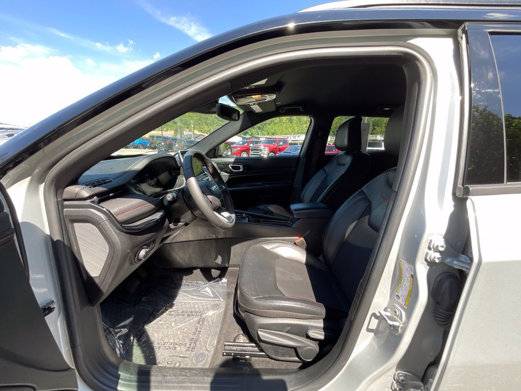 Used 2025 Jeep Compass Trailhawk AWD/4WD image 9