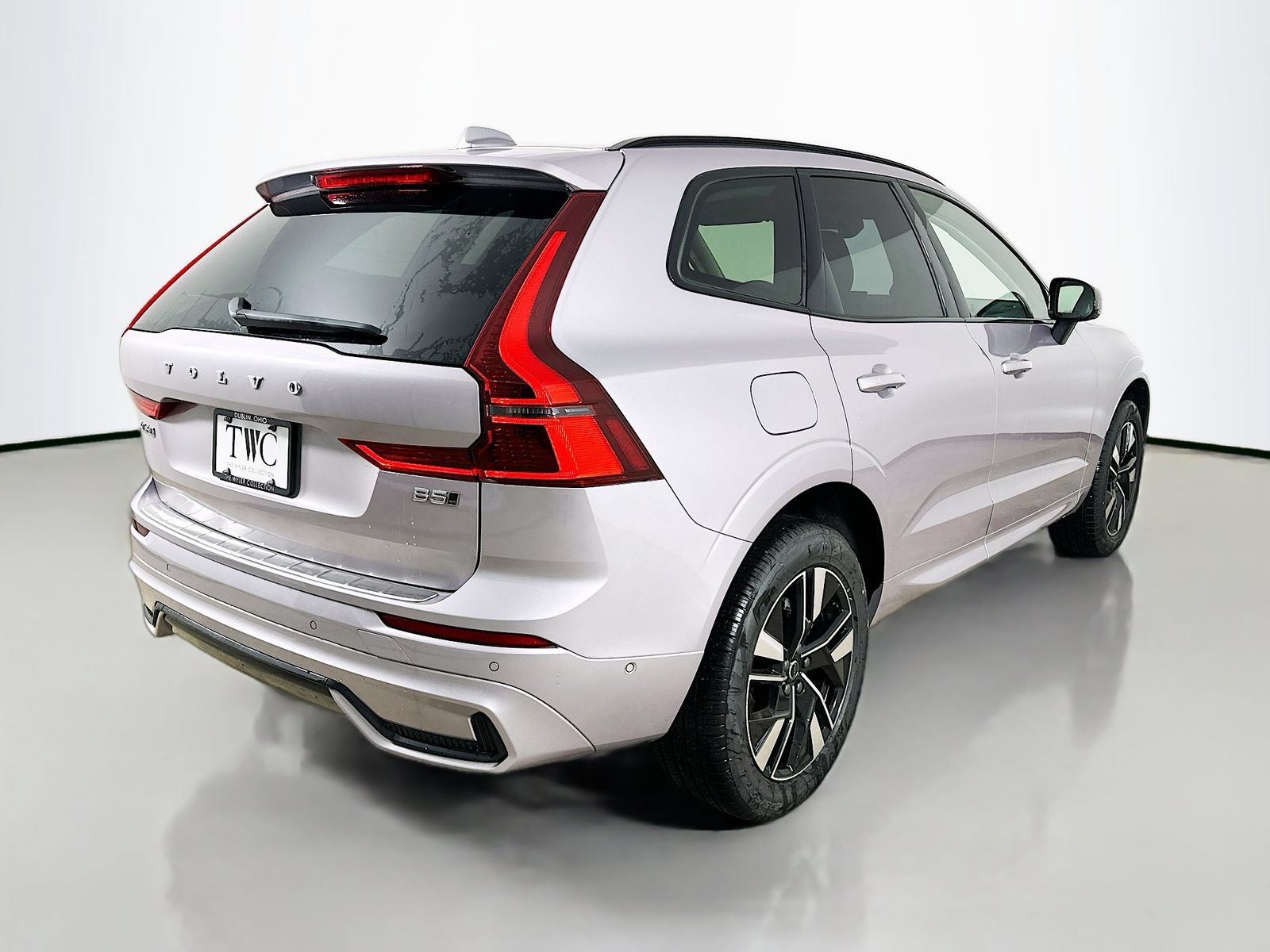 New 2026 Volvo XC60 B5 Plus w/ Protection Package Premier AWD/4WD image 5
