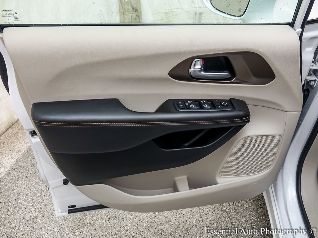 Used 2018 Chrysler Pacifica Touring-L Plus w/ Advanced Safetytec Group FWD image 23