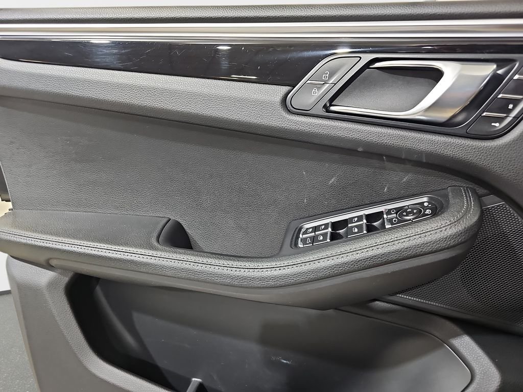 Used 2019 Porsche Macan AWD/4WD image 29