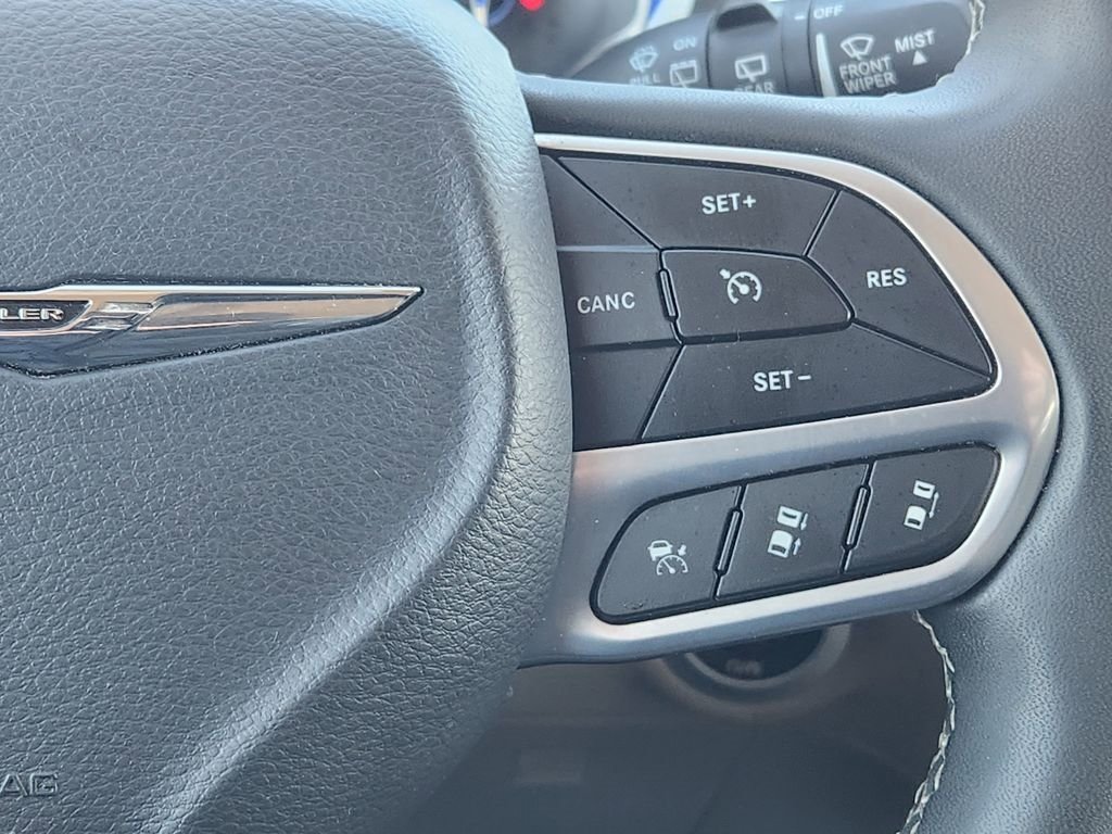 Used 2024 Chrysler Pacifica Limited image 29