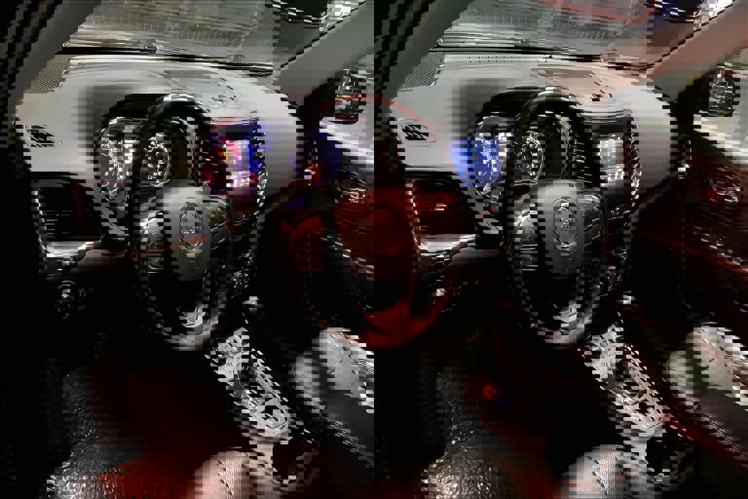 Used 2020 Jeep Cherokee Latitude Lux w/ Comfort/Convenience Group image 16