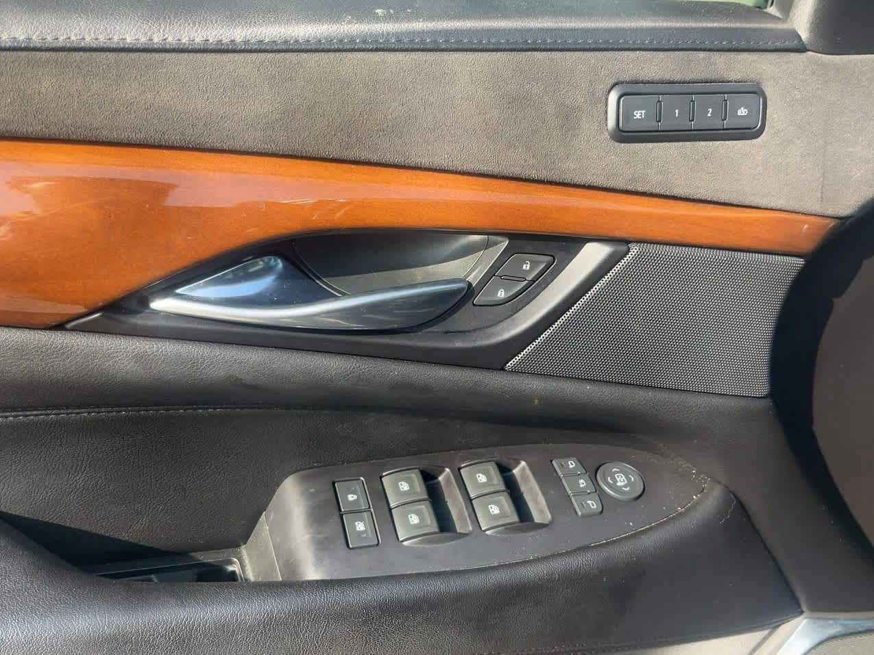 Used 2019 Cadillac Escalade ESV Luxury AWD/4WD image 2