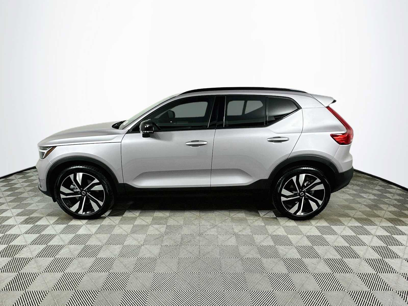 Used 2026 Volvo XC40 B5 Plus w/ Climate Package AWD/4WD image 4