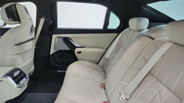 Used 2025 BMW 740i xDrive image 28