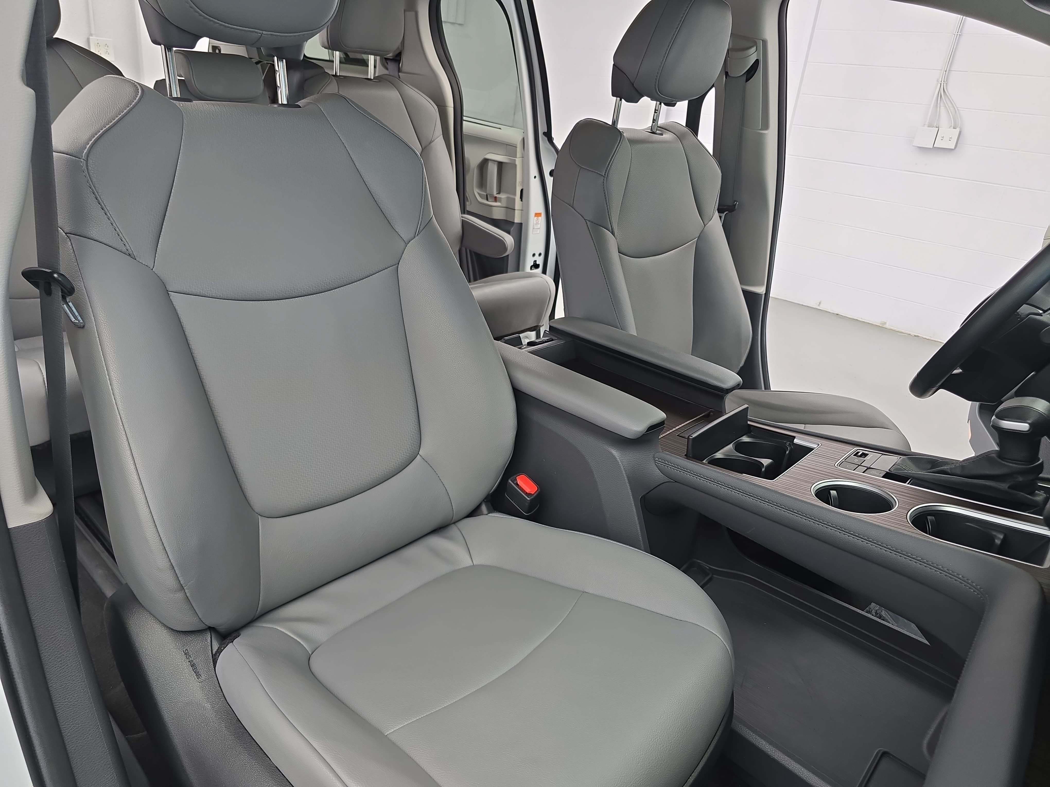 Used 2024 Toyota Sienna XLE FWD image 10