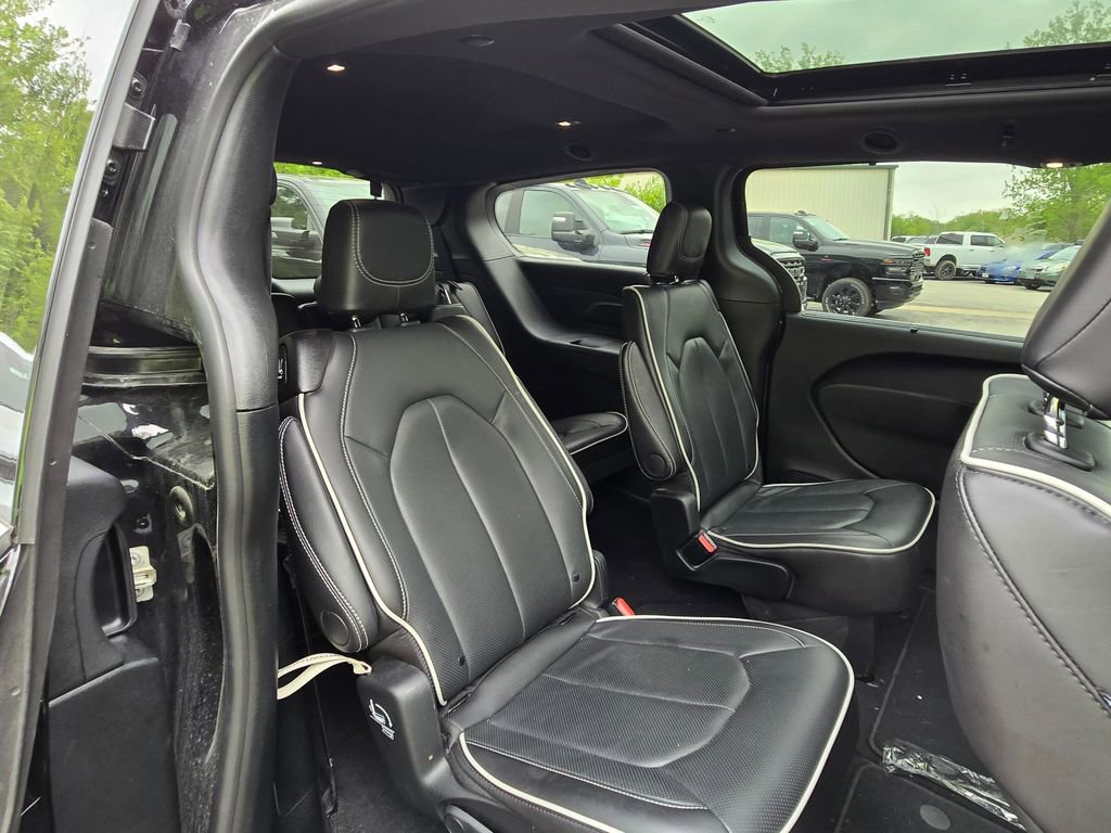 Used 2026 Chrysler Pacifica Limited FWD image 18