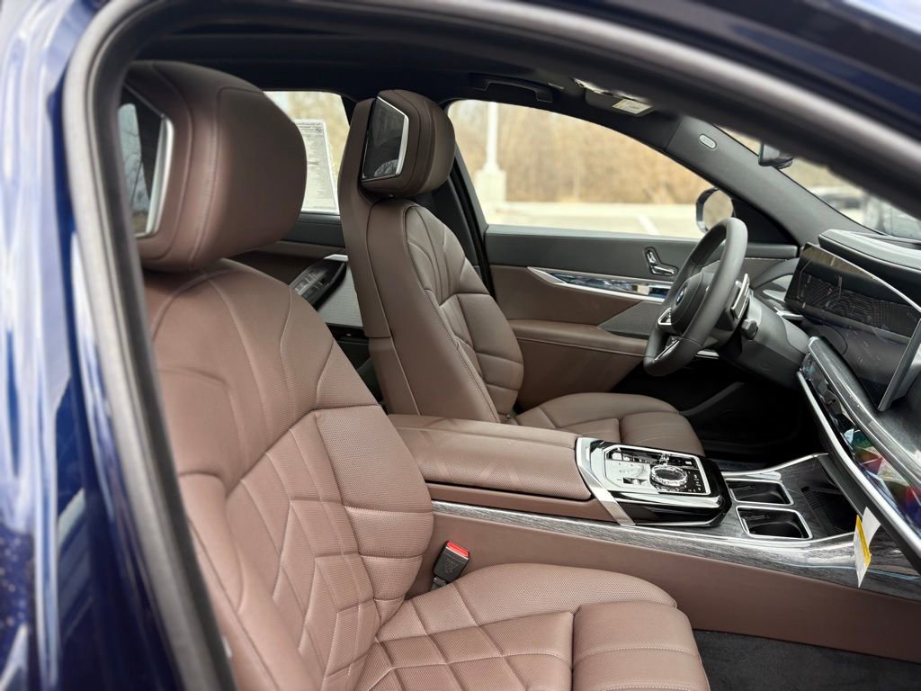 Used 2025 BMW 760i xDrive w/ Luxury Rear Seating Package image 24
