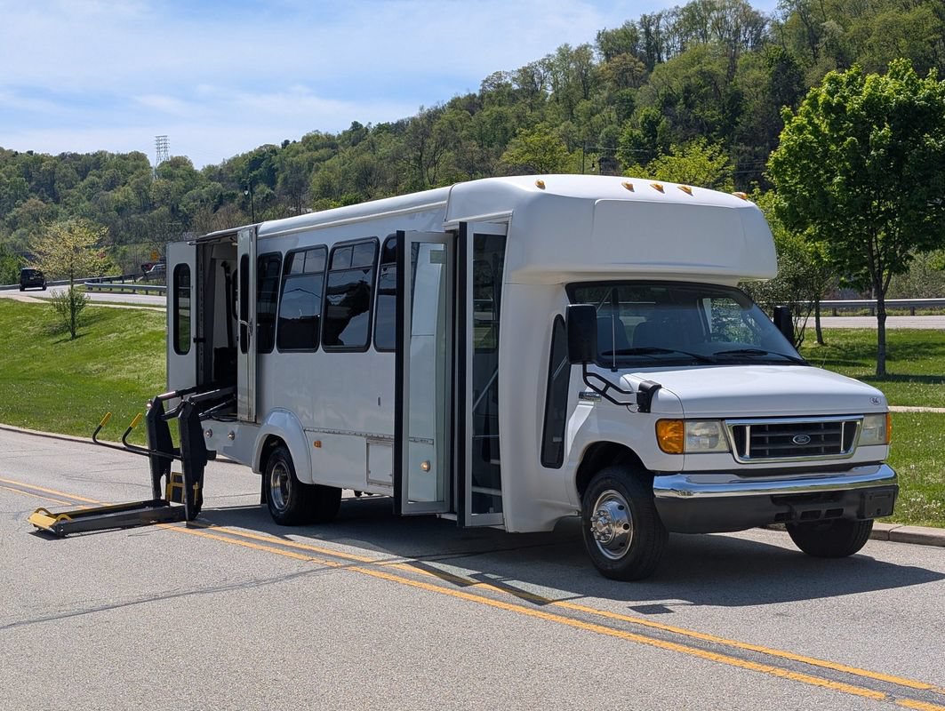 Used 2007 Ford E-450 and Econoline 450 RWD image 2