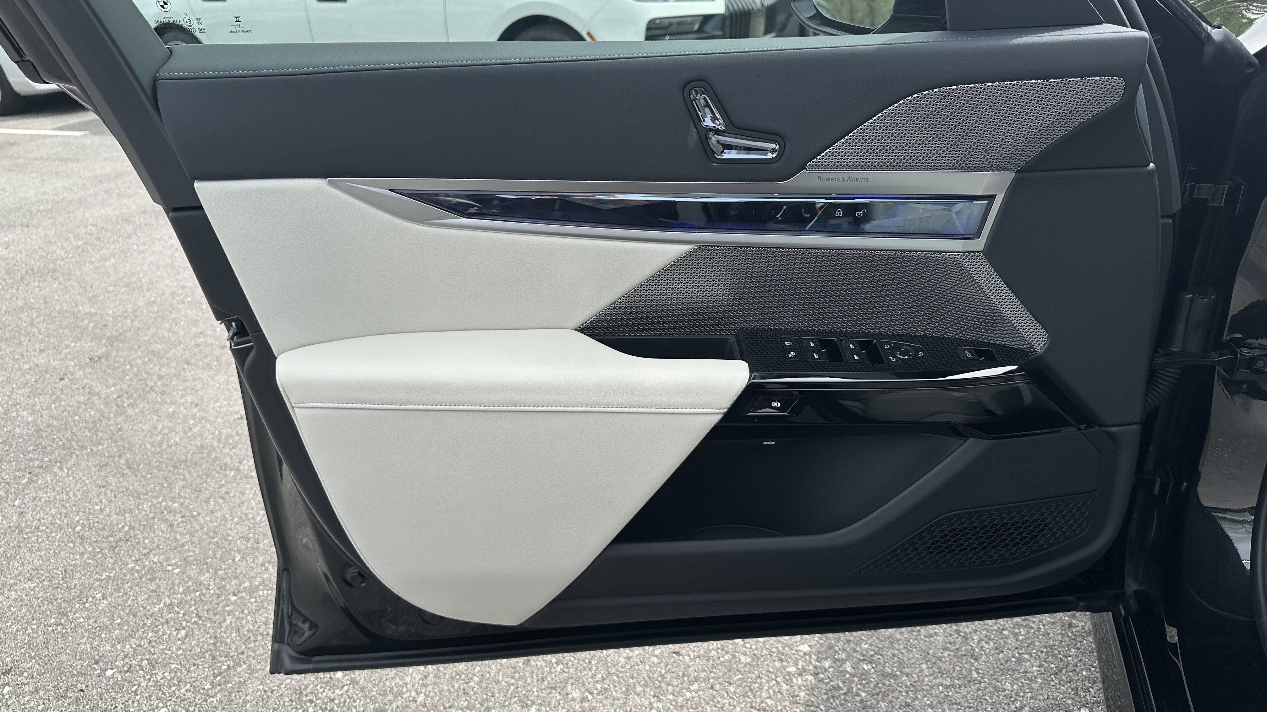 Certified 2025 BMW i7 xDrive60 w/ Premium Package AWD/4WD image 16