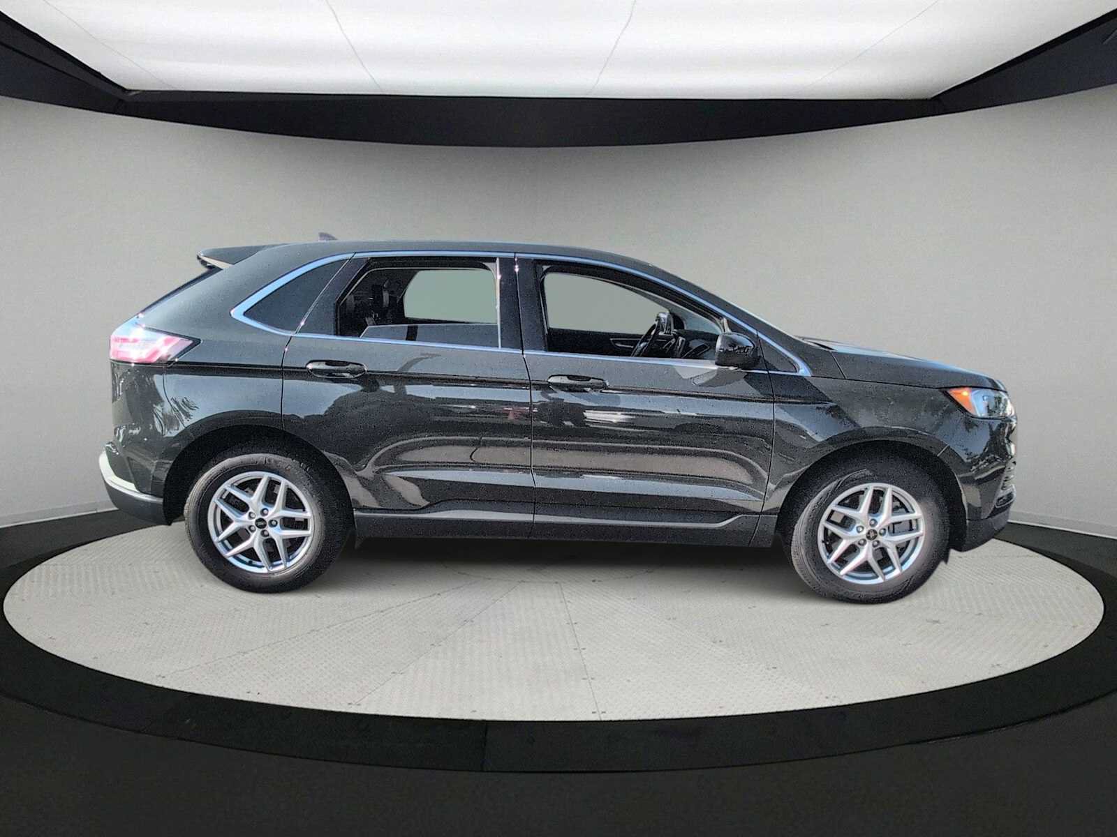 Used 2024 Ford Edge SEL AWD/4WD image 9