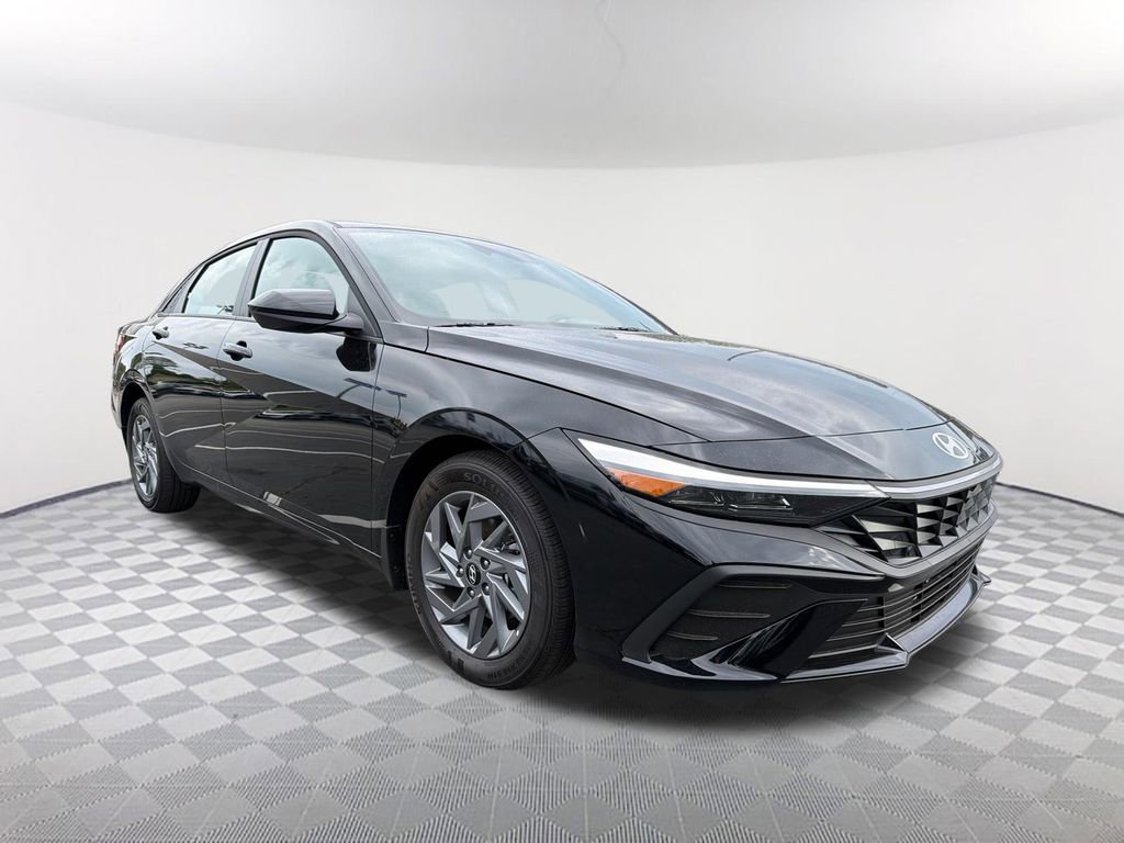 Used 2026 Hyundai Elantra Hybrid FWD image 3