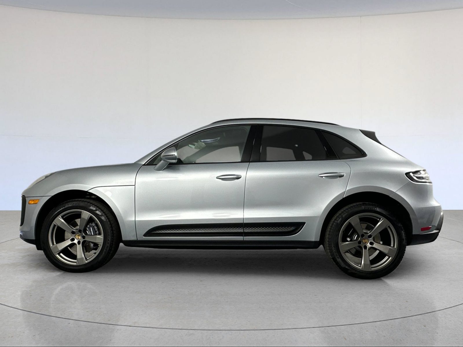 Certified 2025 Porsche Macan AWD/4WD image 2
