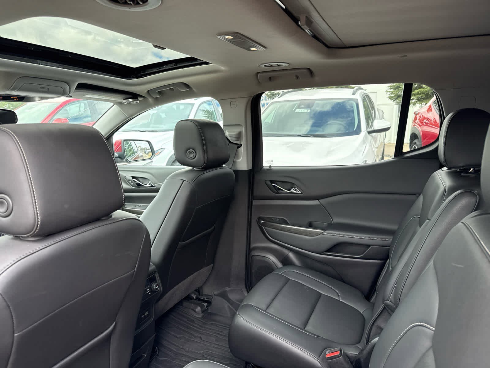 Used 2023 GMC Acadia SLT w/ Technology Package image 8