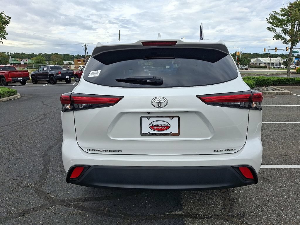 Used 2022 Toyota Highlander XLE AWD/4WD image 5