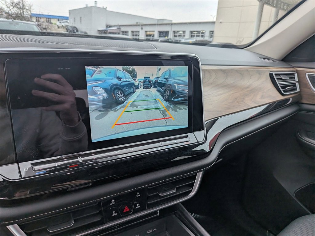 Used 2024 Volkswagen Atlas SE image 18