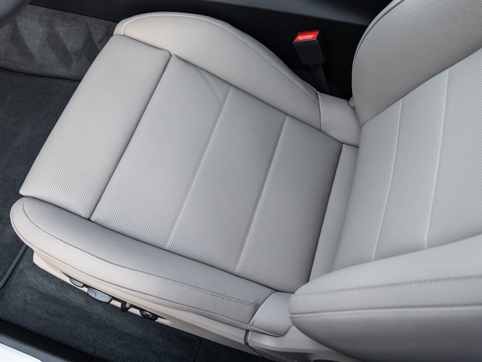 Certified 2025 Porsche Macan Electric image 25