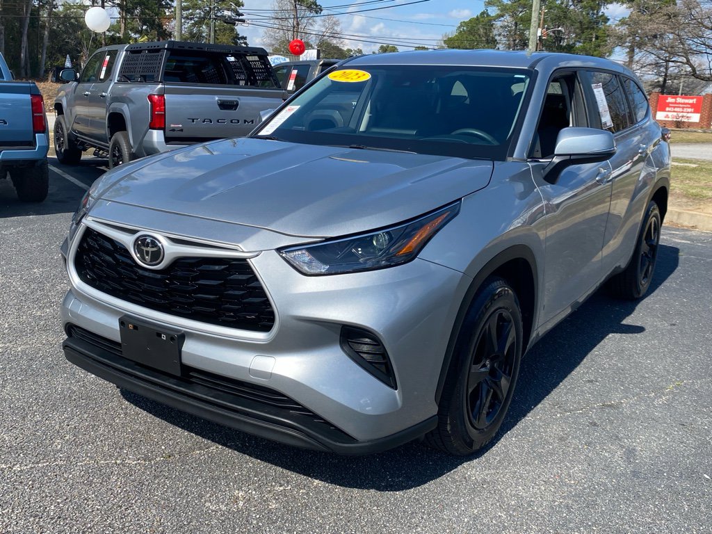 Used 2023 Toyota Highlander L video 2