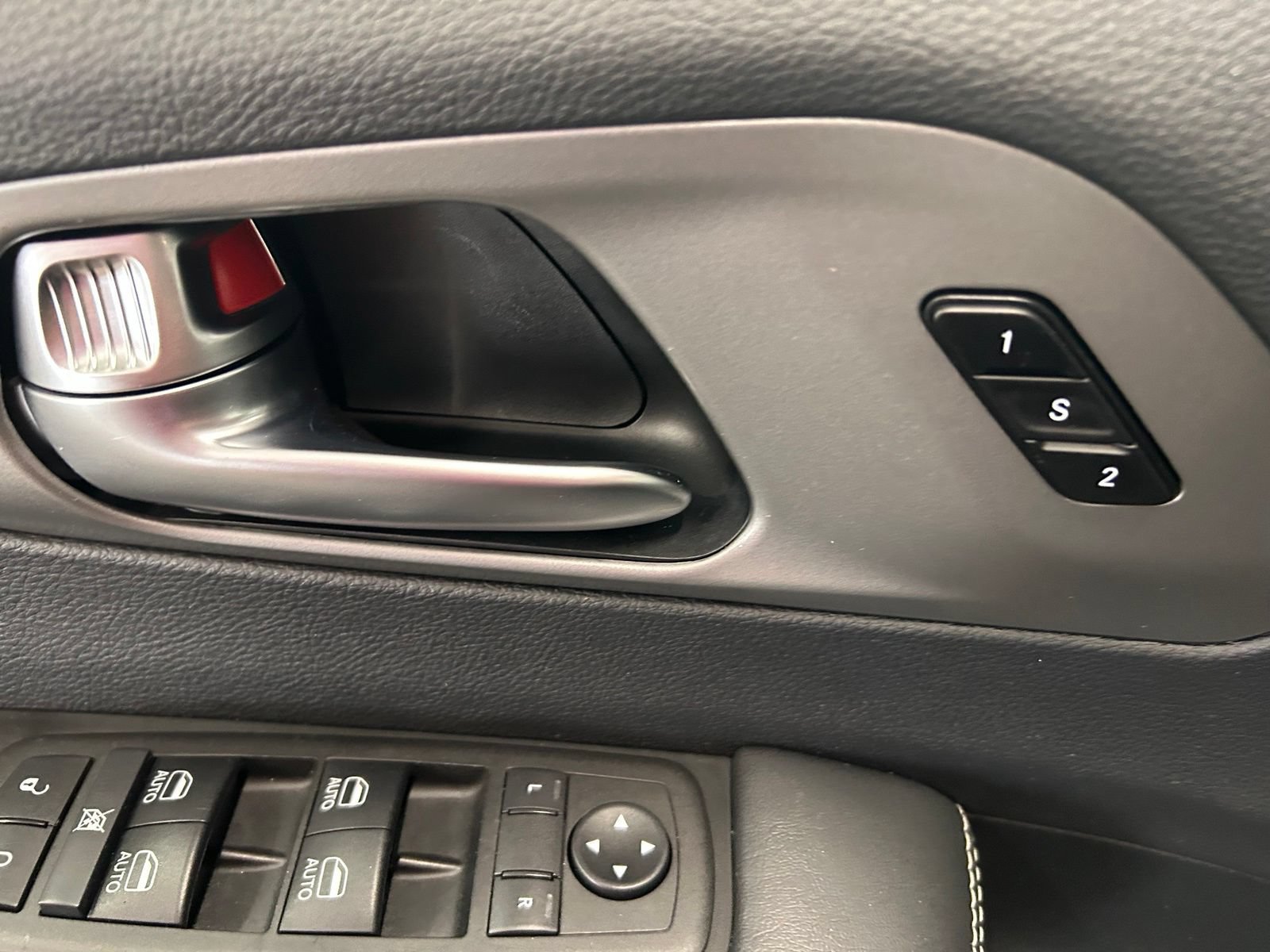 Certified 2025 Chrysler Pacifica Select FWD image 13