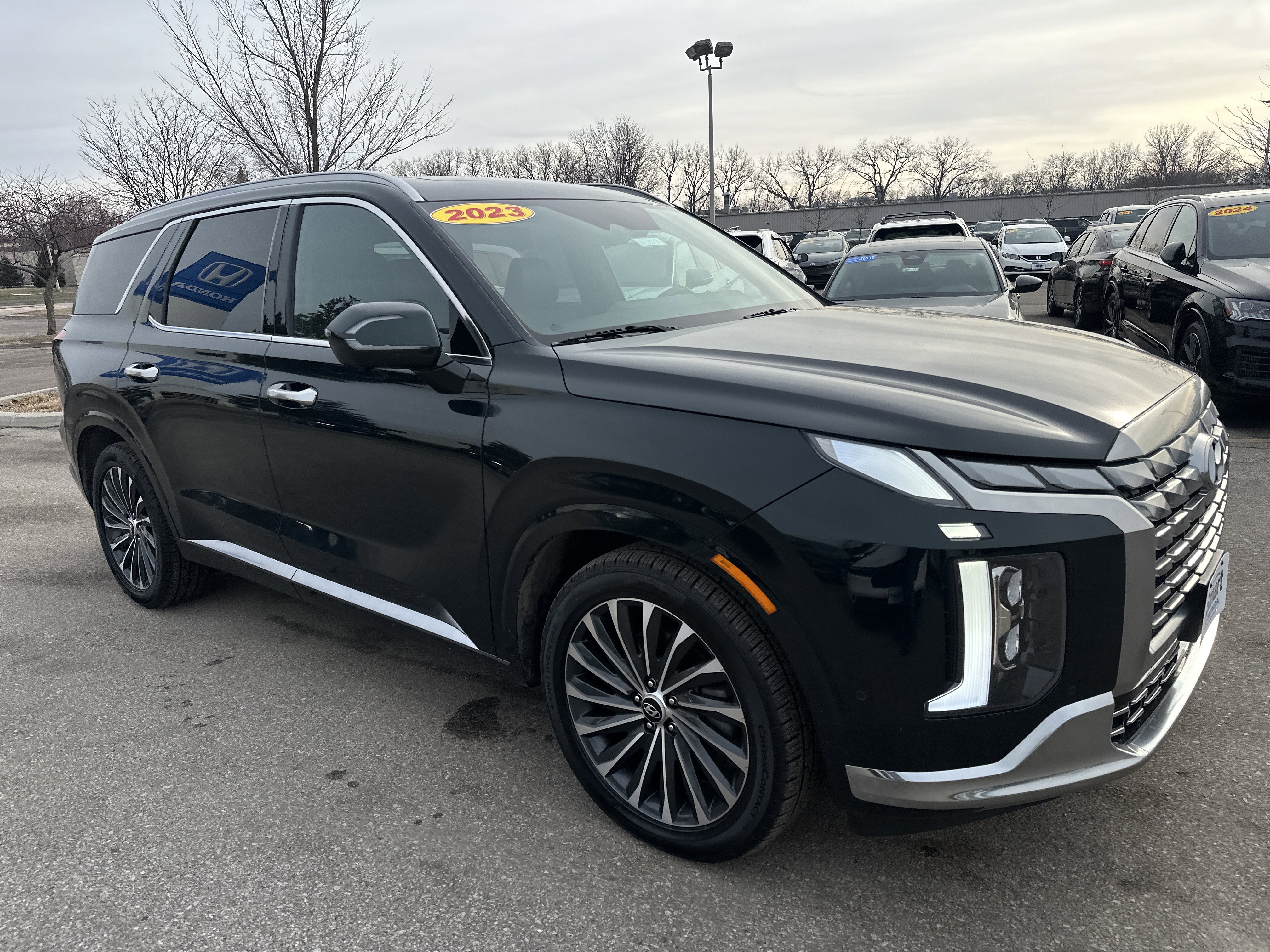 Used 2023 Hyundai Palisade Calligraphy image 3