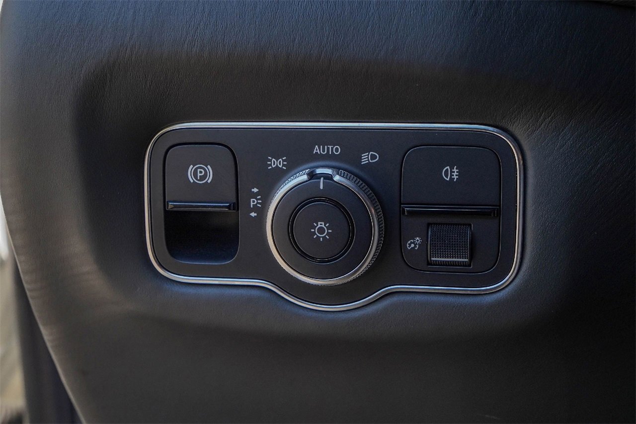 Used 2020 Aston Martin DB11 Volante image 34