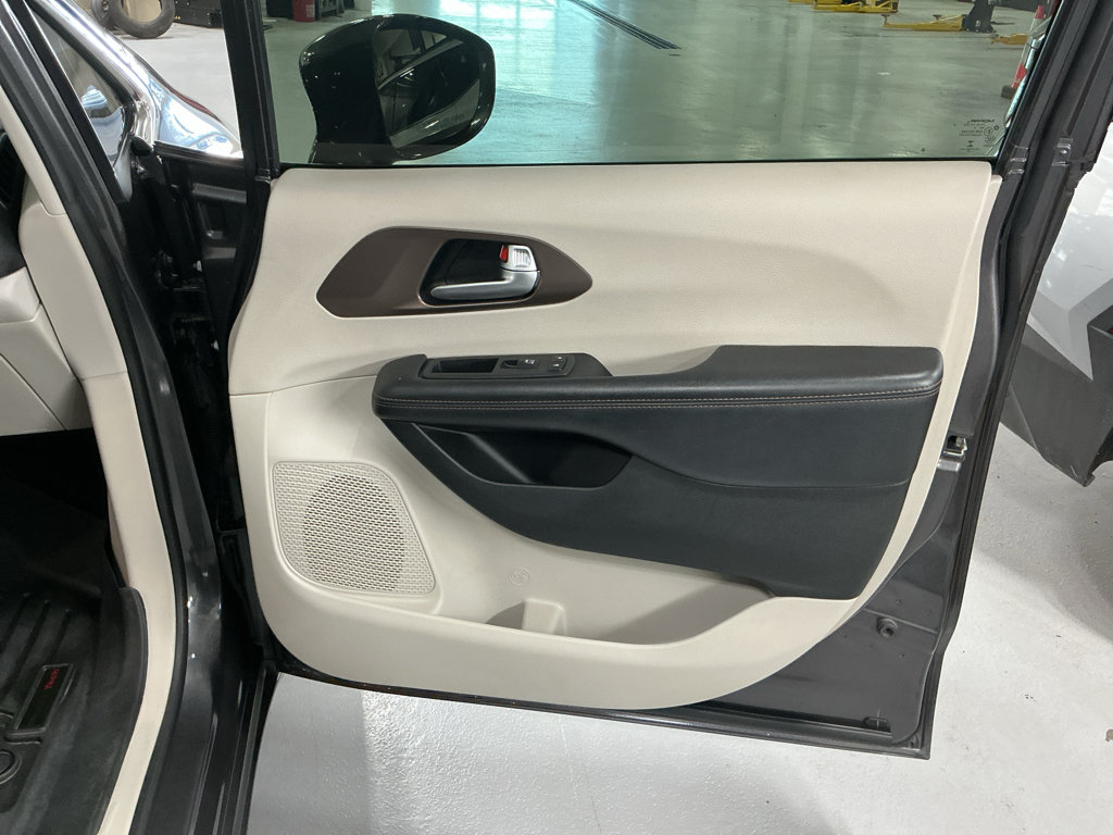 Used 2019 Chrysler Pacifica Touring Plus w/ Tire & Wheel Group FWD image 23