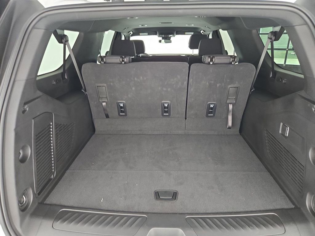 Used 2025 Chevrolet Suburban LS image 32