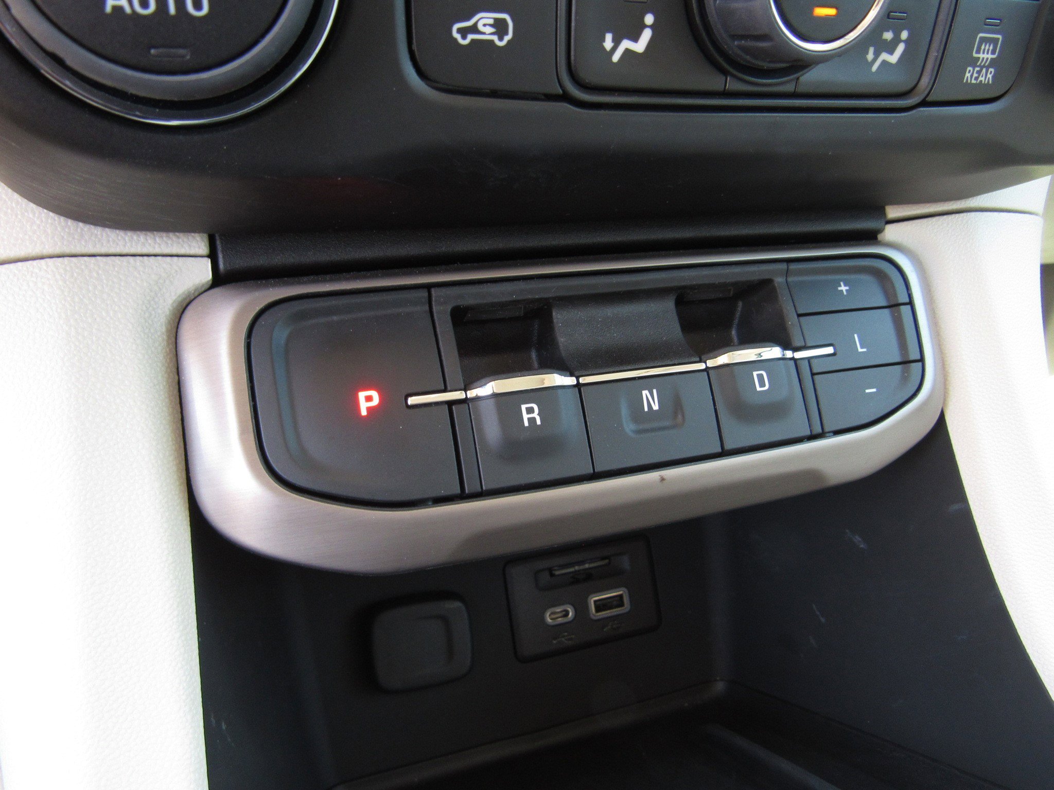 Used 2023 GMC Acadia Denali w/ Denali Ultimate Package FWD image 23