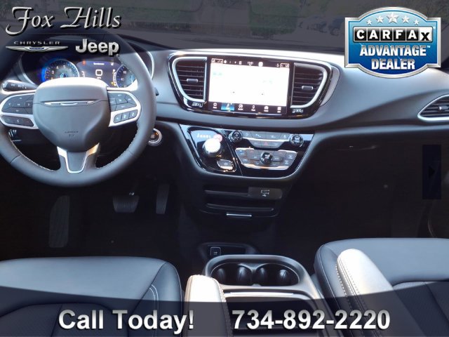 Used 2027 Chrysler Pacifica Select FWD image 14