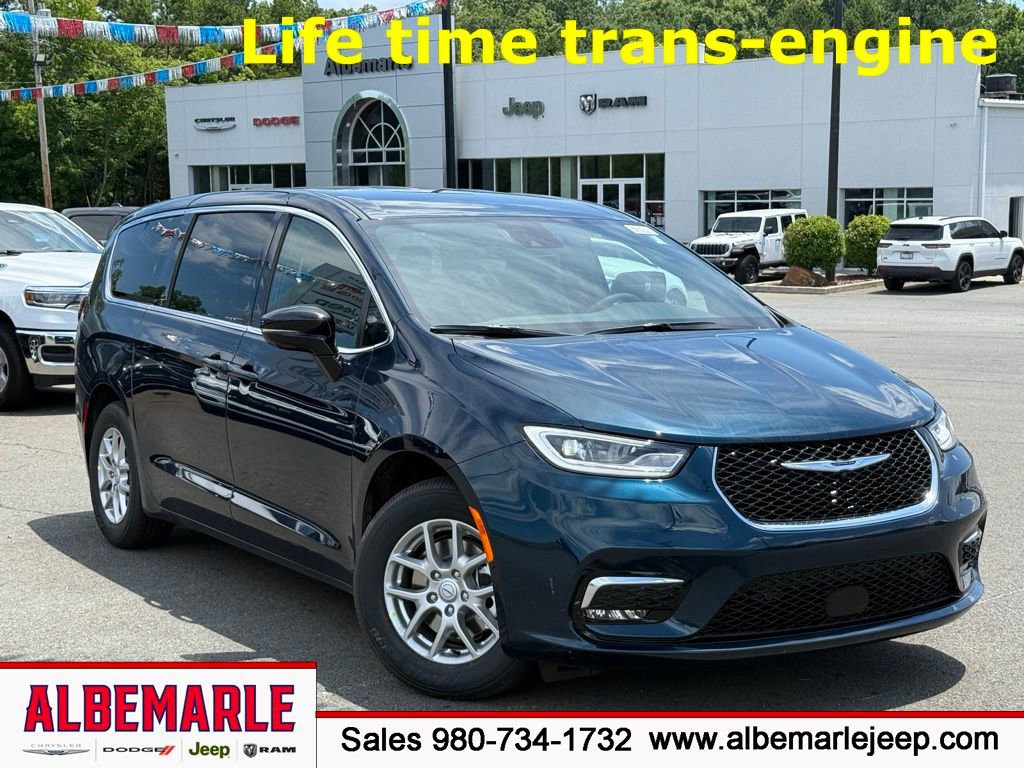 Used 2025 Chrysler Pacifica Select FWD image 1