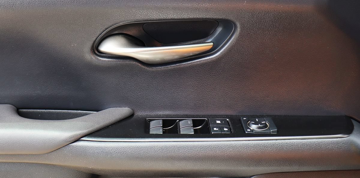 Used 2019 Lexus UX 200 w/ Premium Package FWD image 41