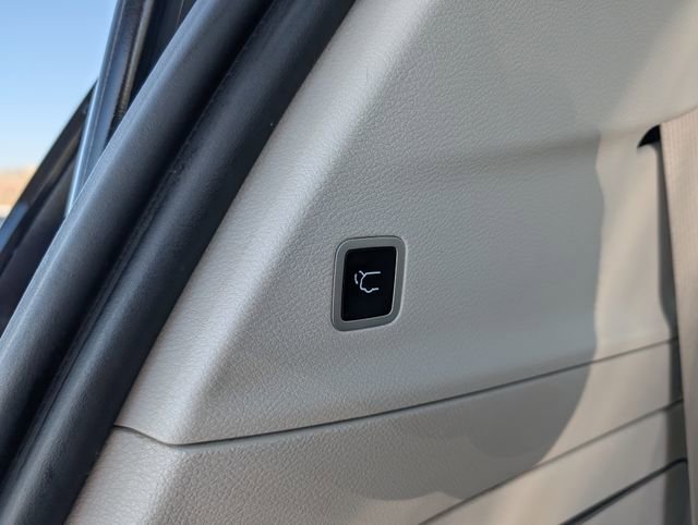 Used 2020 Chrysler Pacifica Limited w/ Advanced Safetytec Group FWD image 24