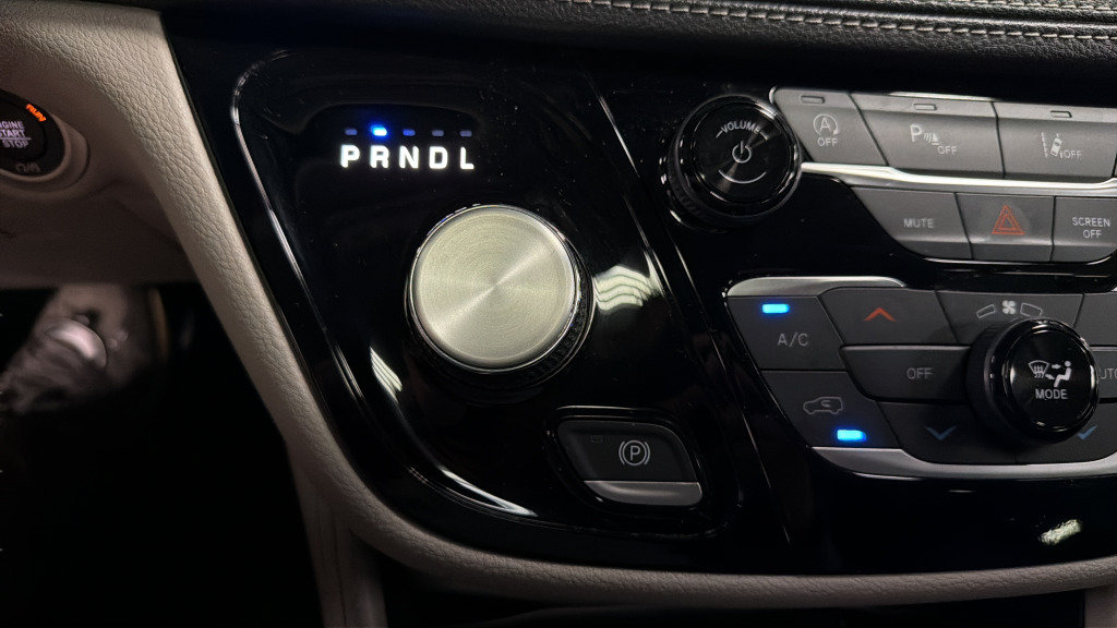 Used 2023 Chrysler Pacifica Limited FWD image 29