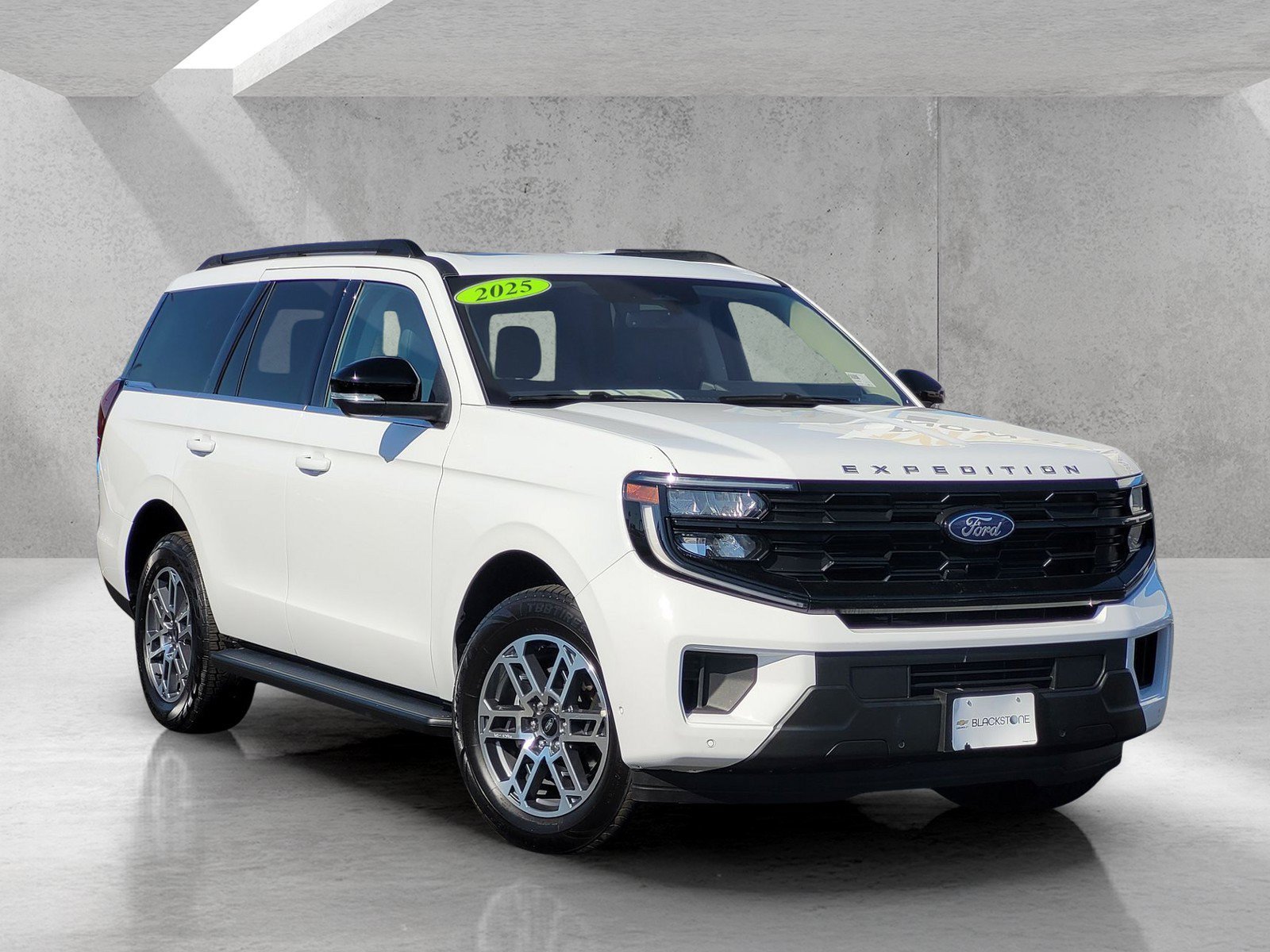 Used 2025 Ford Expedition Active AWD/4WD image 2
