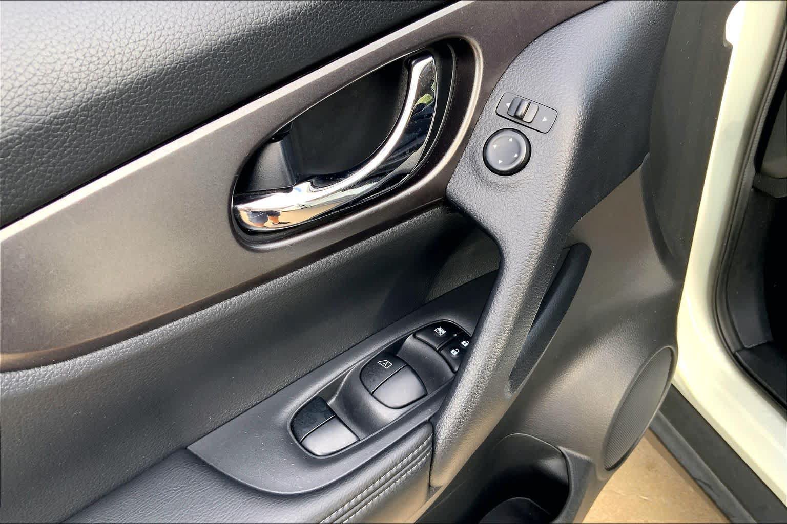 Used 2016 Nissan Rogue S w/ Appearance Package FWD image 15