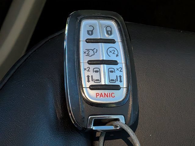 Used 2023 Chrysler Pacifica Touring-L FWD image 35