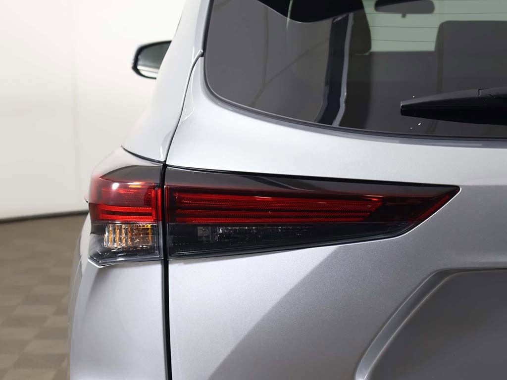 Used 2024 Toyota Highlander LE AWD/4WD image 14