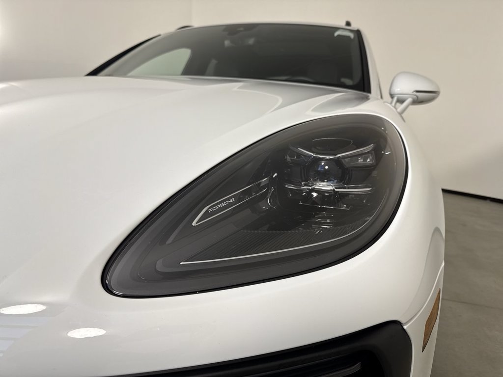 Certified 2025 Porsche Macan AWD/4WD image 11