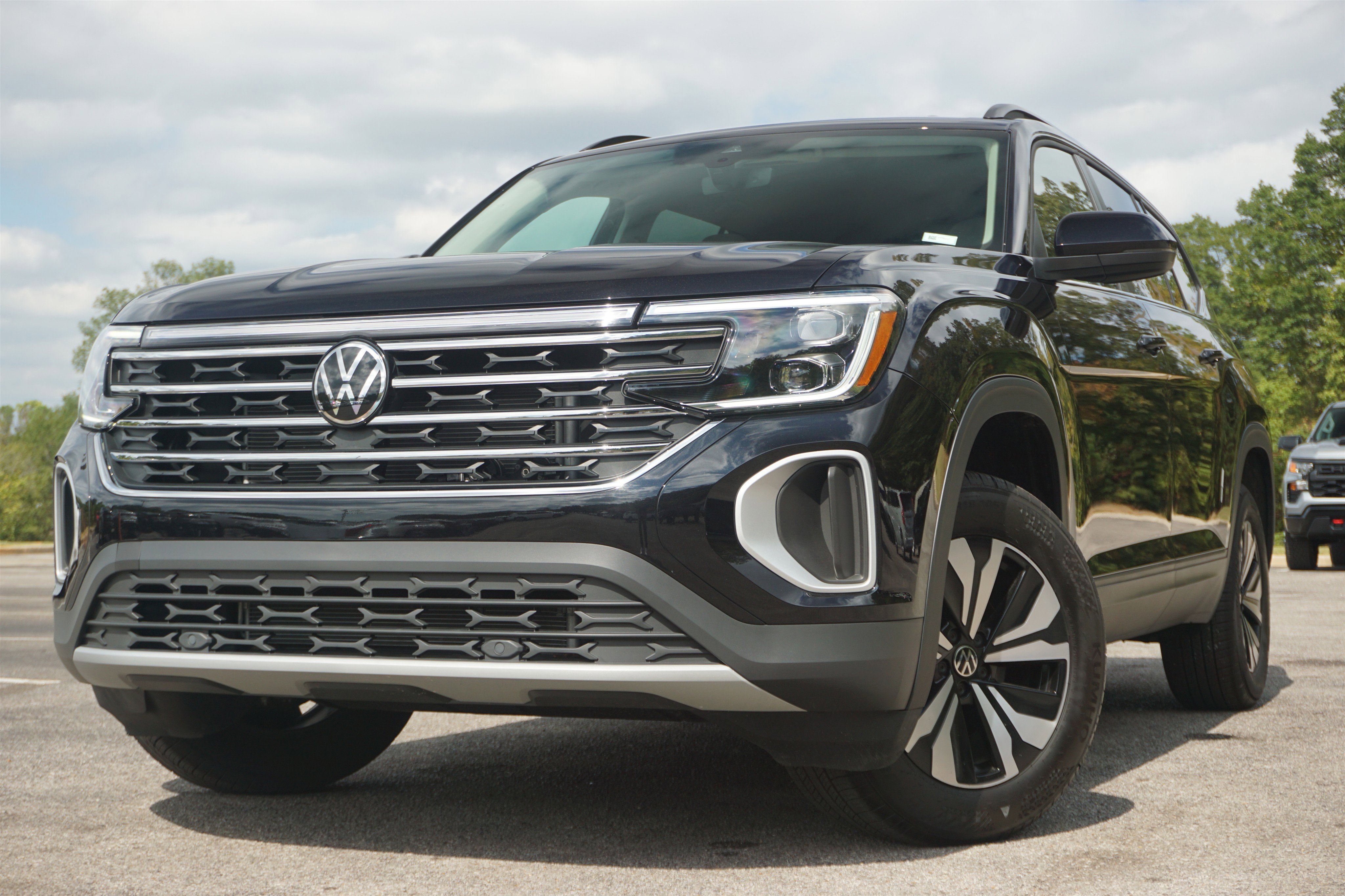 Used 2025 Volkswagen Atlas SE image 4