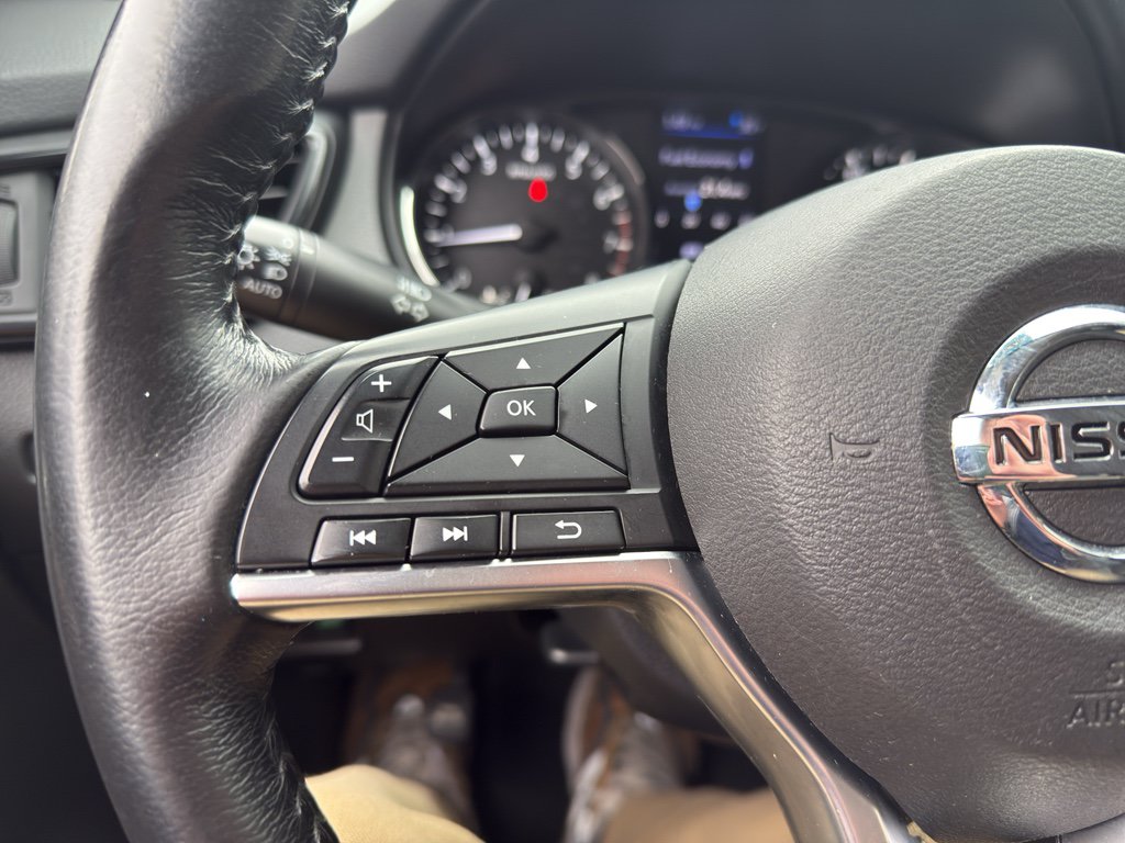 Used 2018 Nissan Rogue SV AWD/4WD image 16