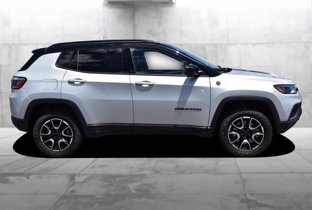 Used 2025 Jeep Compass Trailhawk AWD/4WD image 5