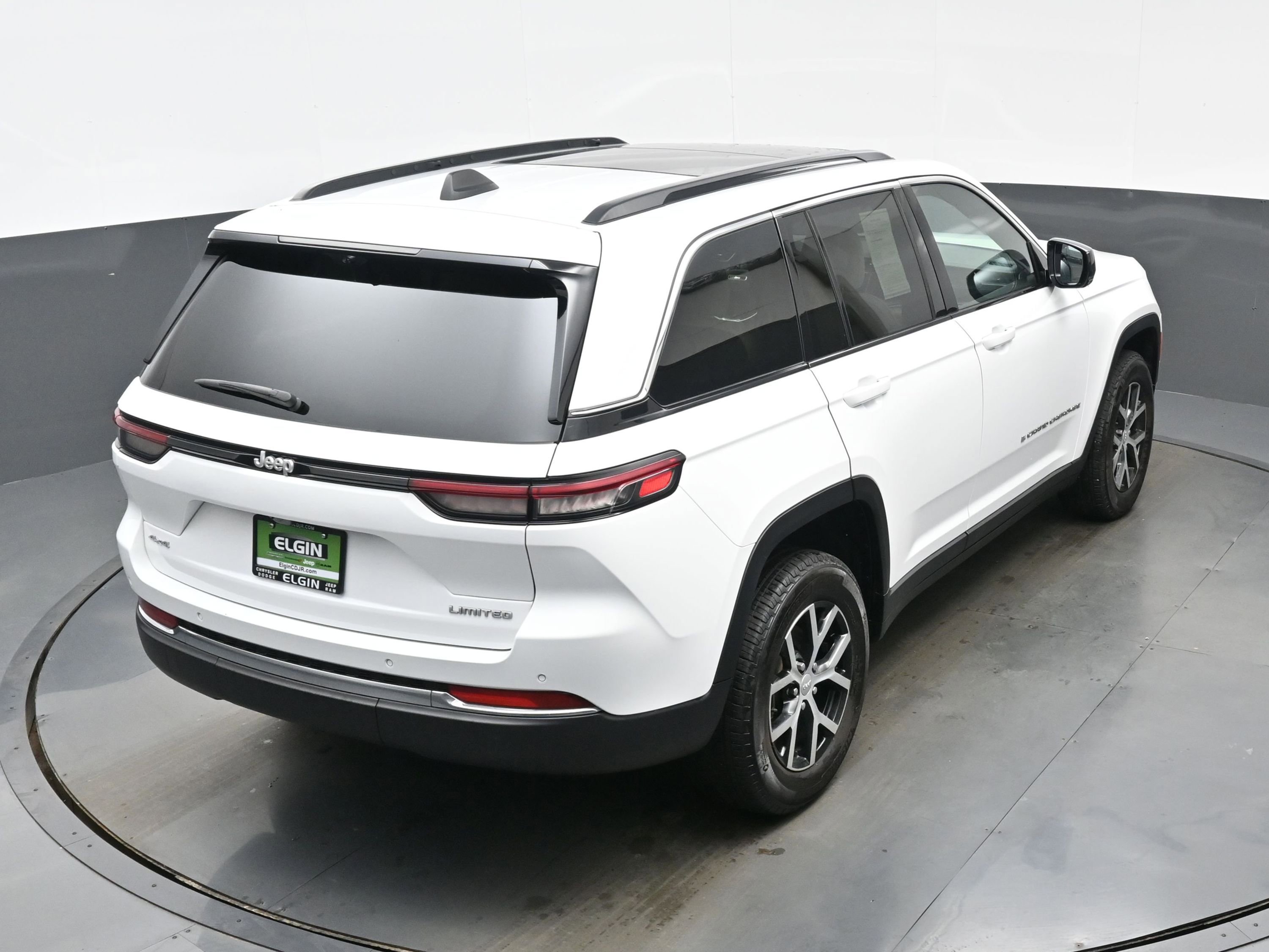 Used 2024 Jeep Grand Cherokee Limited w/ Luxury Tech Group II image 38