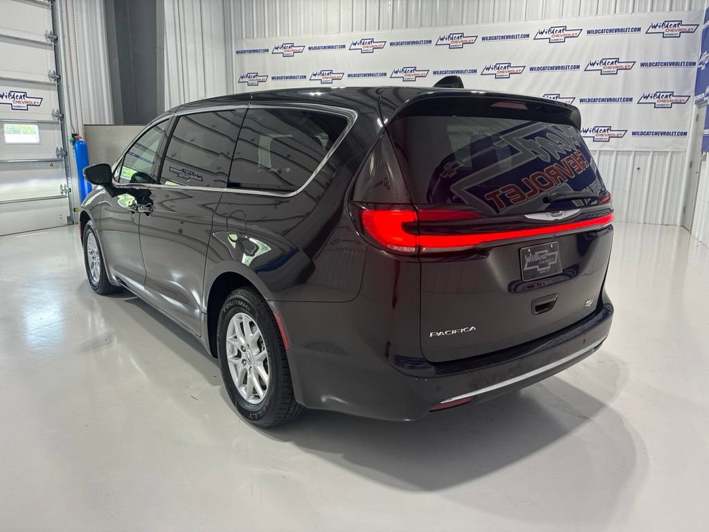 Used 2023 Chrysler Pacifica Touring-L FWD image 4