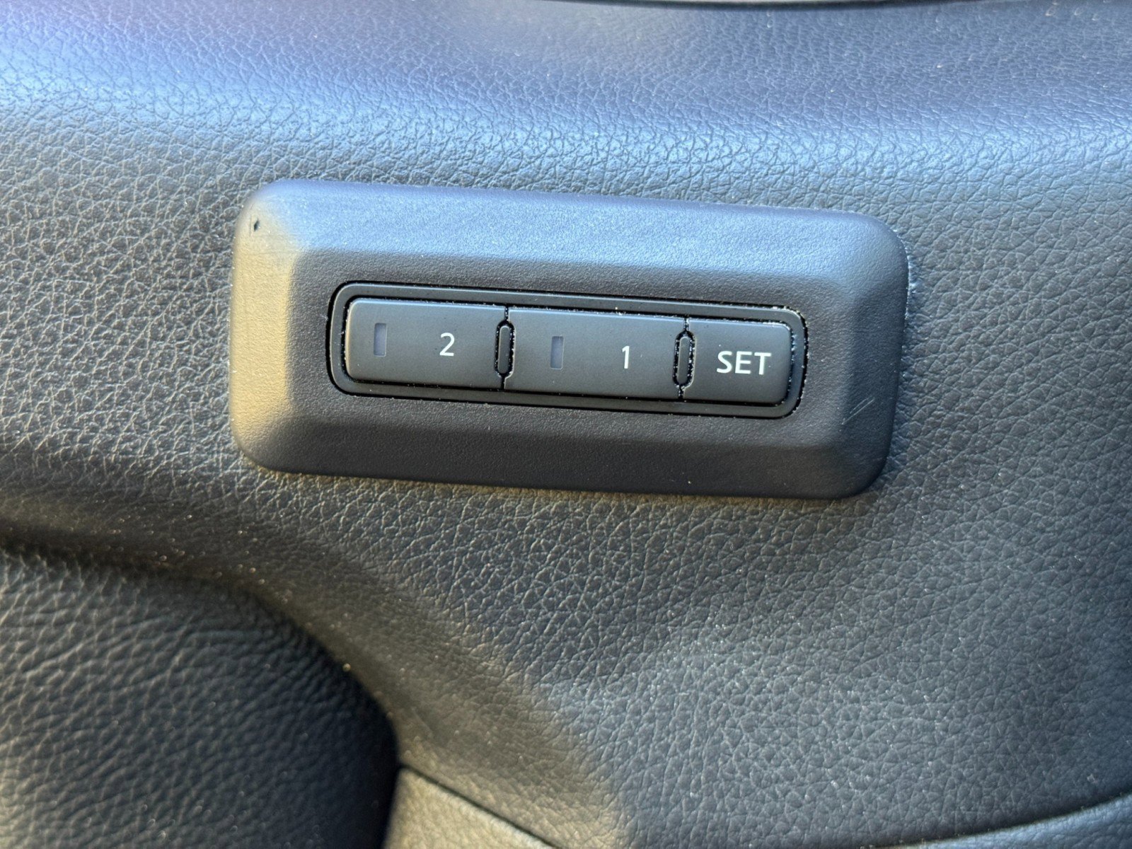 Used 2016 Nissan Titan SL image 16