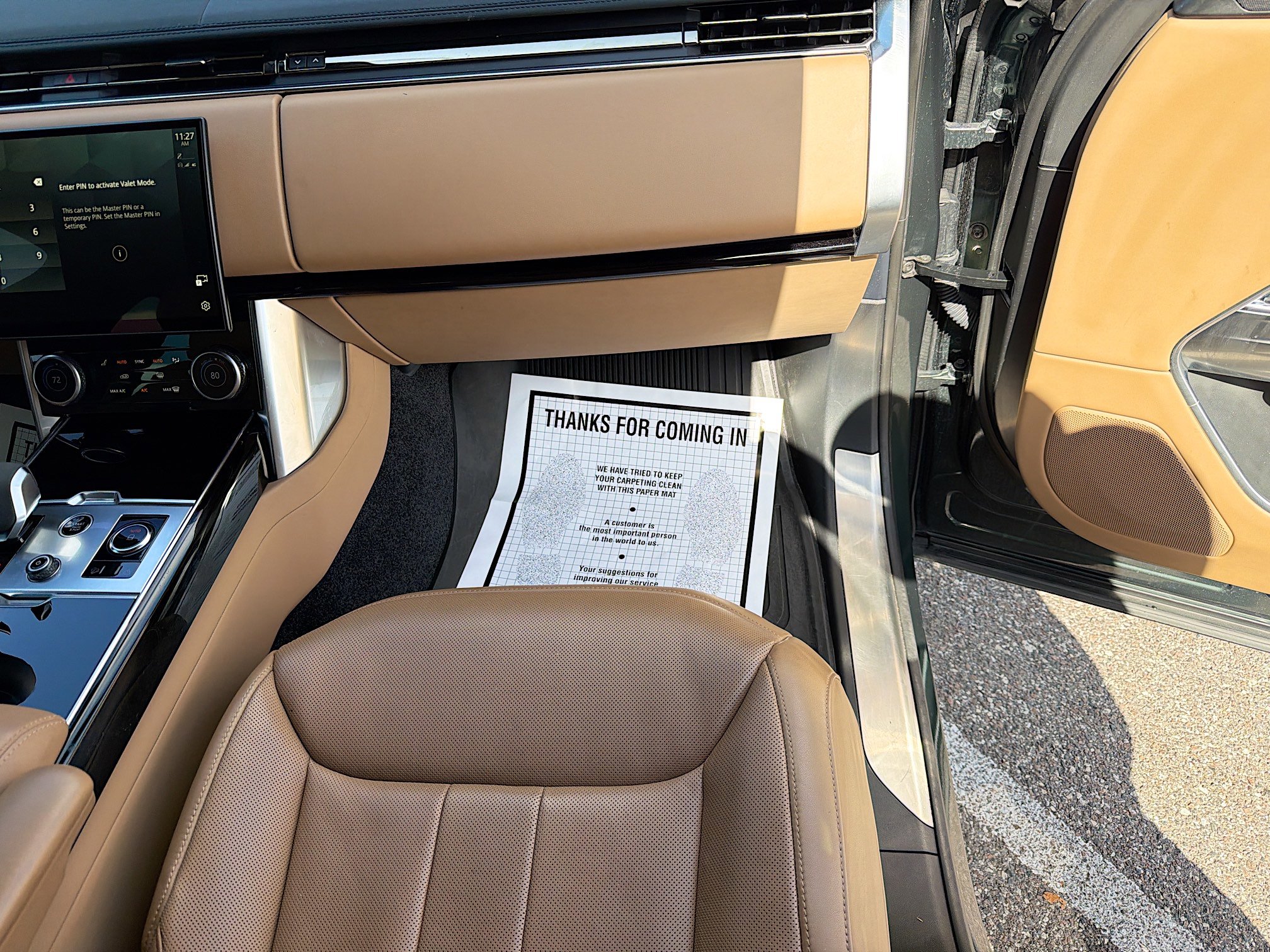 Used 2023 Land Rover Range Rover Long Wheelbase SE image 18