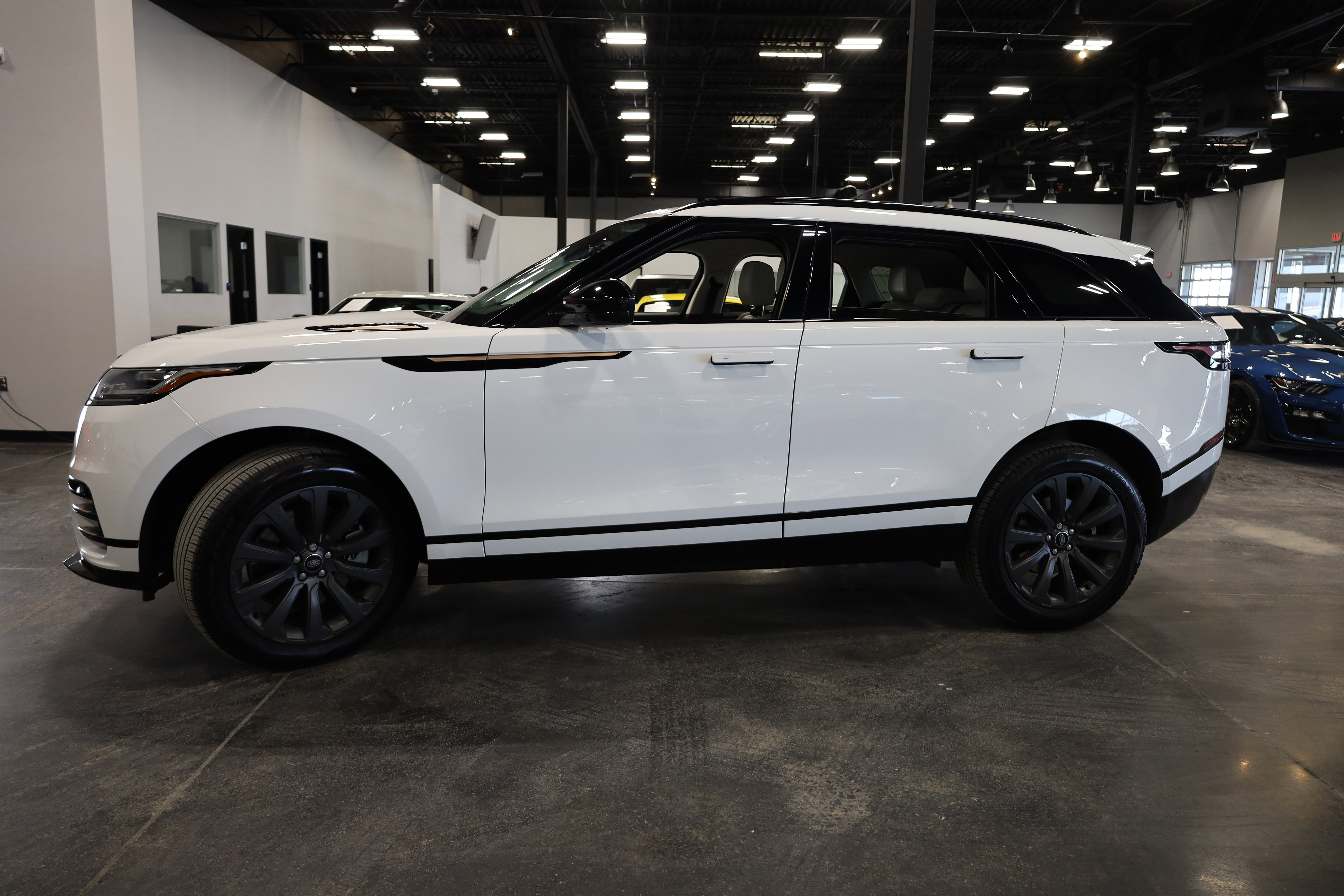 Used 2023 Land Rover Range Rover Velar R-Dynamic S image 9