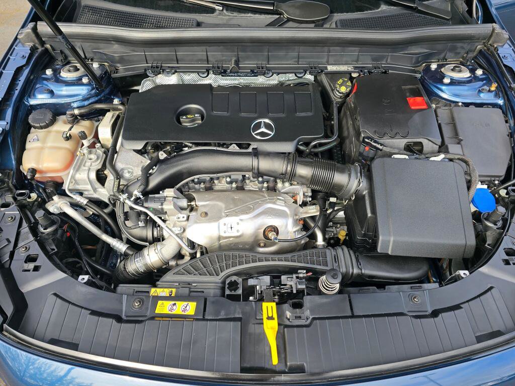 Used 2023 Mercedes-Benz GLB 250 4MATIC w/ Premium Package image 10