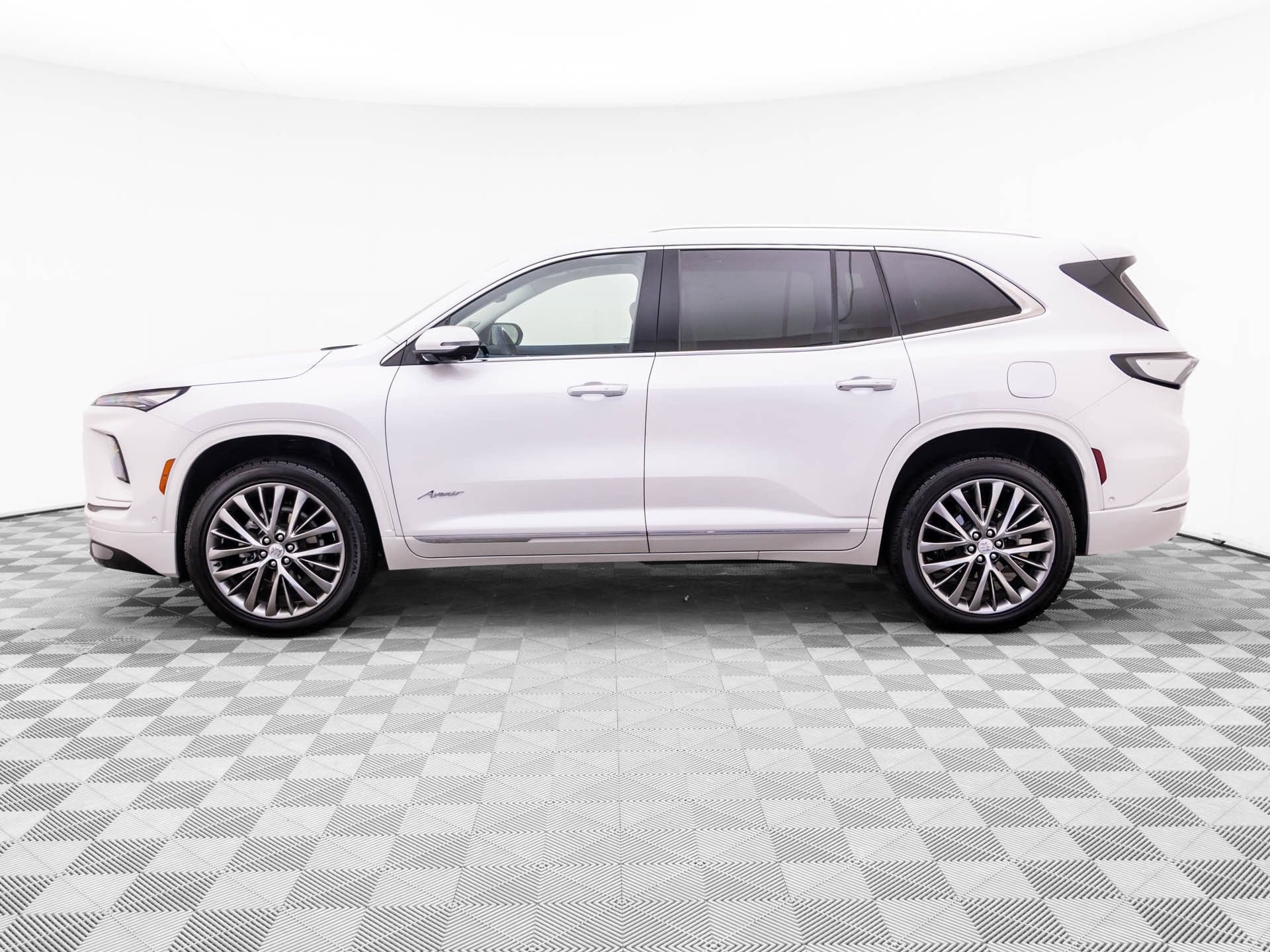 Used 2025 Buick Enclave Avenir w/ Super Cruise Package AWD/4WD image 2